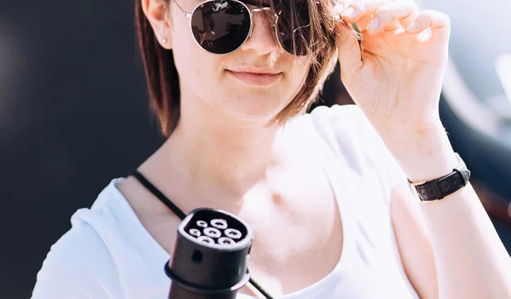 Junge Frau mit lässiger Sonnenbrille 